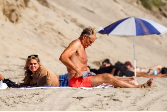 Долф Лундгрен лъсна на плажа с младата си годеница (Булката може да му е дъщеря – Снимки)
