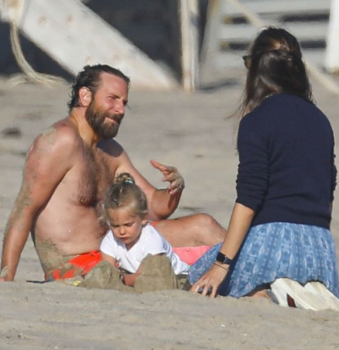 Брадли Купър на среща с Дженифър Гарнър на плажа (Вижте как флиртуват – Снимки) - Снимка 2