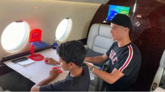 Кристиано Роналдо пътува в частен самолет за 23 млн (Вижте в какъв лукс тъне футболистът) - Снимка 3