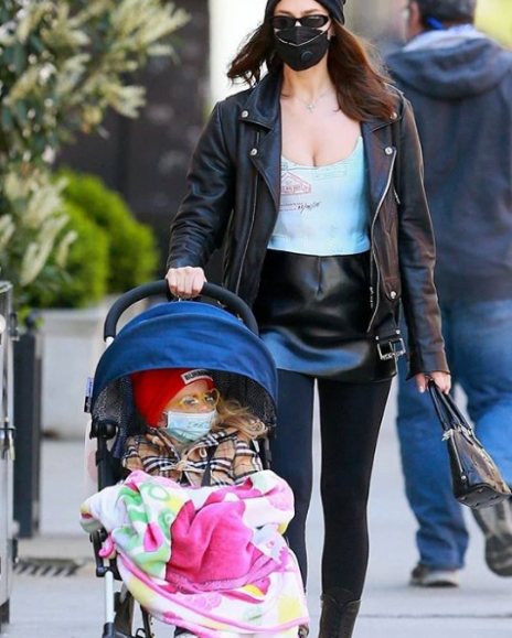 Ирина Шейк с мини пола и деколте до пъпа на разходка с дъщеря си (Снимки) - Снимка 2