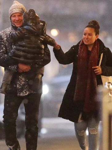 Като в коледна приказка! Брадли Купър и Леа се радват на първия сняг (Снимки) - Снимка 2
