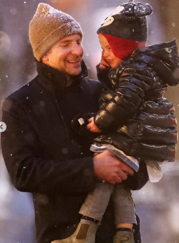 Като в коледна приказка! Брадли Купър и Леа се радват на първия сняг (Снимки) - Снимка 5