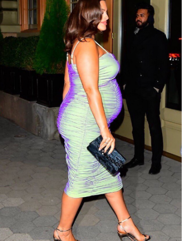 Бременната Ашли Греъм изуми с тоалет и високи токчета (Вижте я малко преди да роди) - Снимка 3