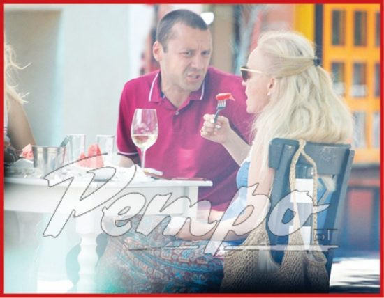Гена Трайкова пийва вино по време на работа (Папарашки снимки) - Снимка 2