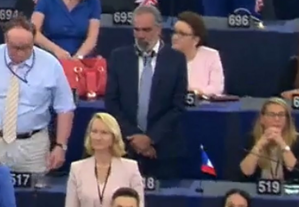 Андрей Слабаков шашна с нова визия в Европарламента (Вижте какъв е костюмар – Снимка)
