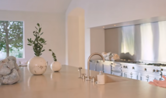 Ким Кардашиян показа луксозния си дом (Вижте в какъв разкош тъне звездата – Видео) - Снимка 2
