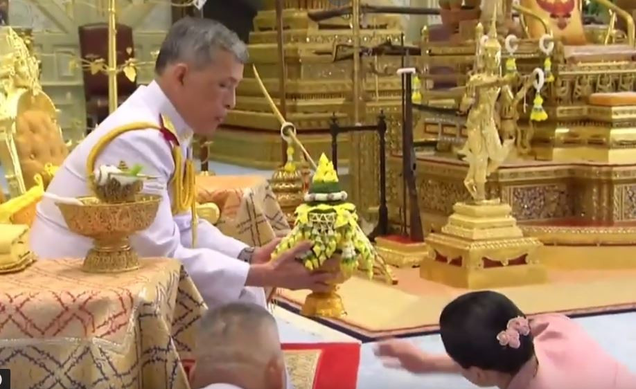 Кралят на Тайланд се ожени сн. You Tube 