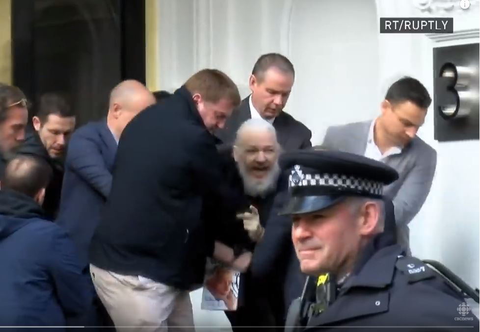 Задържаха и осъдиха Джулиан Асанж в Лондон сн. You Tube / CBS