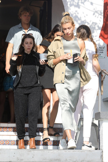 Хейли Болдуин на разходка със свекърва си (Двете дами се забавляват в Лос Анджелис – Снимки)