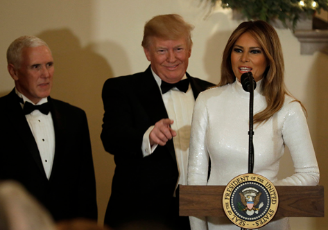 Мелания Тръмп блестяща на Коледния бал в Белия дом (Вижте впечатляващата й визия) - Снимка 2