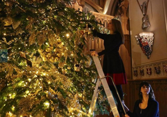 Елизабет II украси двореца за Коледа (Вижте как грейна празнично Бъкингам - Снимки+Видео)