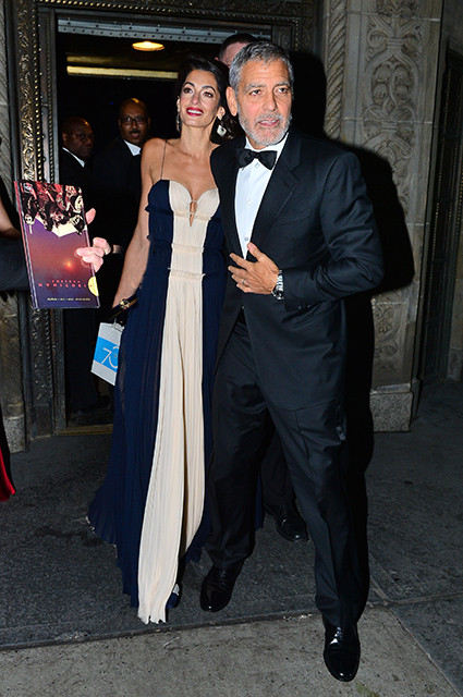 Истинска дама! Амал Клуни събра погледите в Ню Йорк (Вижте я по-ослепителна от всякога)