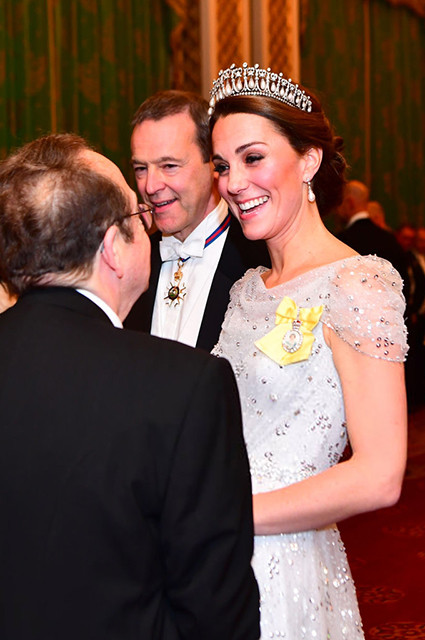 Кейт Мидълтън блести на прием в Бъкингамския дворец (Вижте я с тиарата на Даяна) - Снимка 2