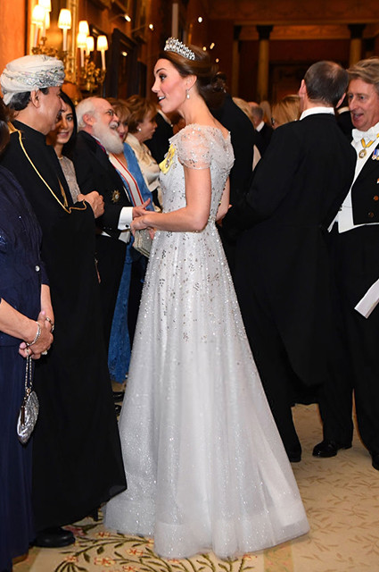 Кейт Мидълтън блести на прием в Бъкингамския дворец (Вижте я с тиарата на Даяна) - Снимка 3