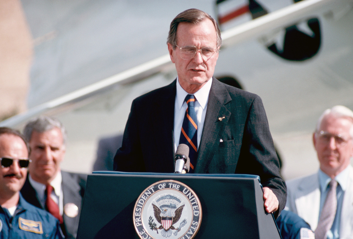 Отиде си Джоржд Буш-старши сн. US National Archives