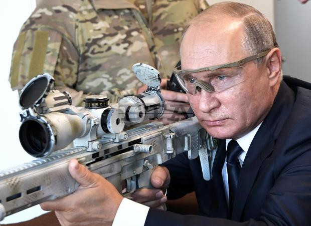 Владимир Путин стреля със снайпер на „Калашников“