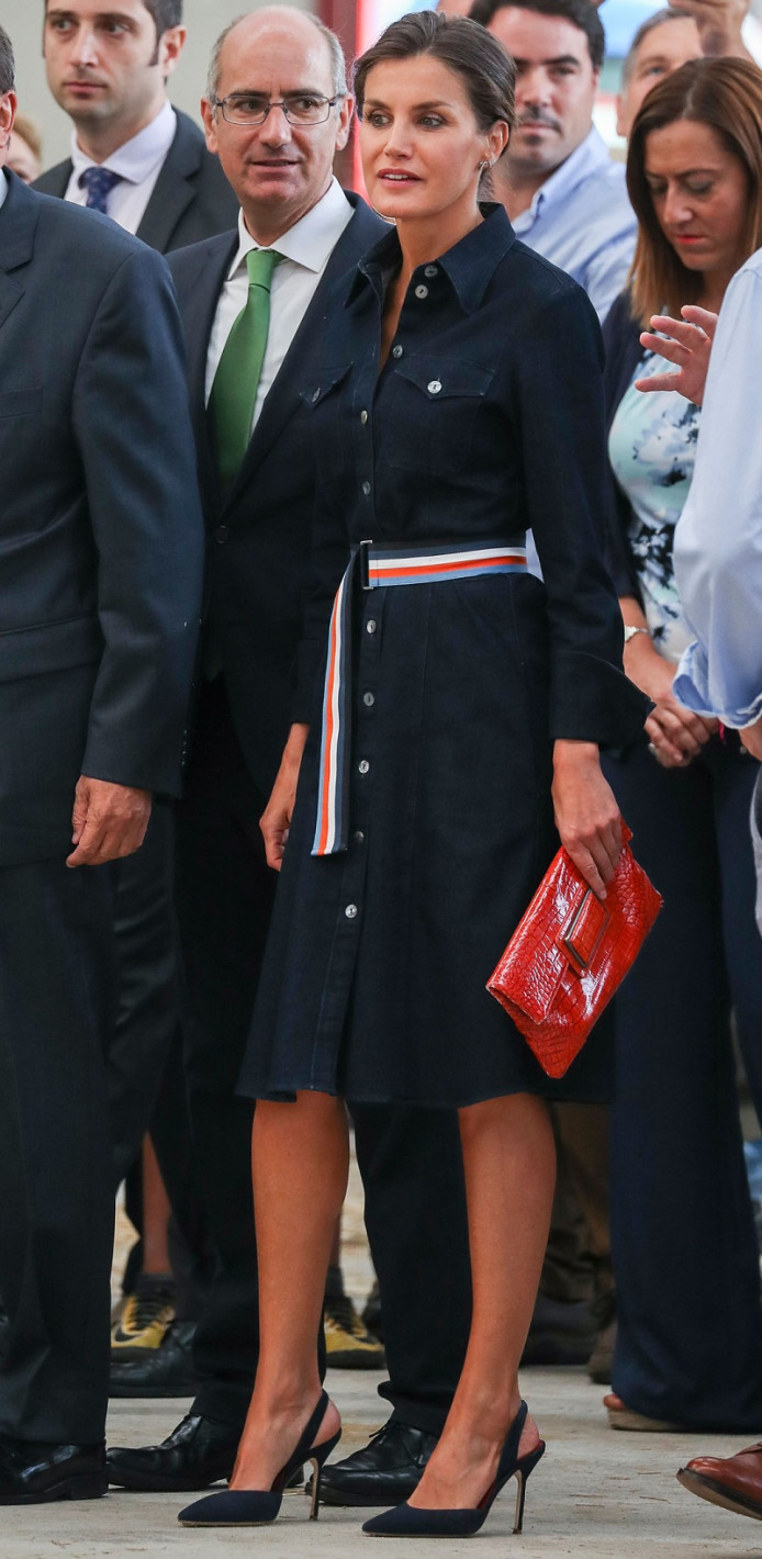 Кралица Летисия сложи в малкия си джоб британските принцеси (Вижте я зашеметяваща)