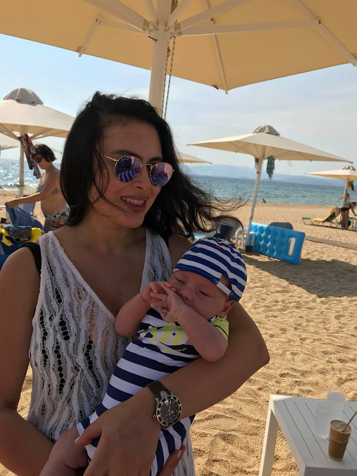 Лиляна Ангелова заведе малкия Мартин на море в Гърция сн. Фейсбук