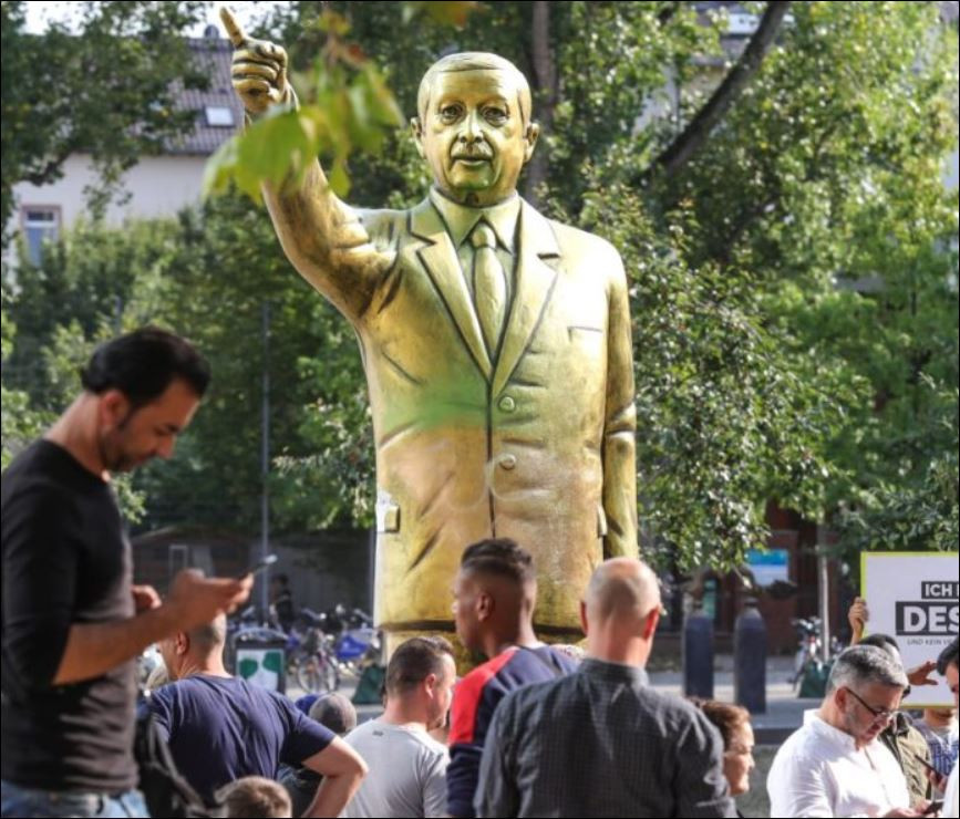 Златна статуя на Ердоган във Висбаден сн. Интернет
