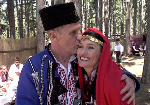 Бен Крос вдигна традиционна българска сватба (Холивудската звезда и невестата му в национални носии)
