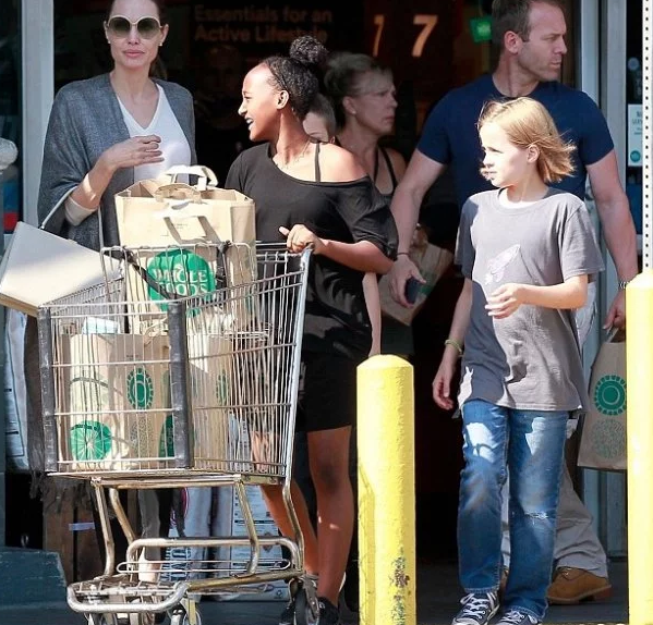 В болница ли? Анджелина Джоли се наслаждава на разходка с децата (Папарашки снимки)