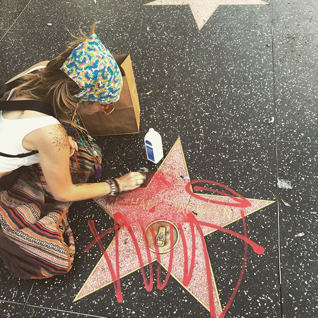 Парис Джексън почиства звезда с инициалите на баща й на Алеята на славата сн. Инстаграм