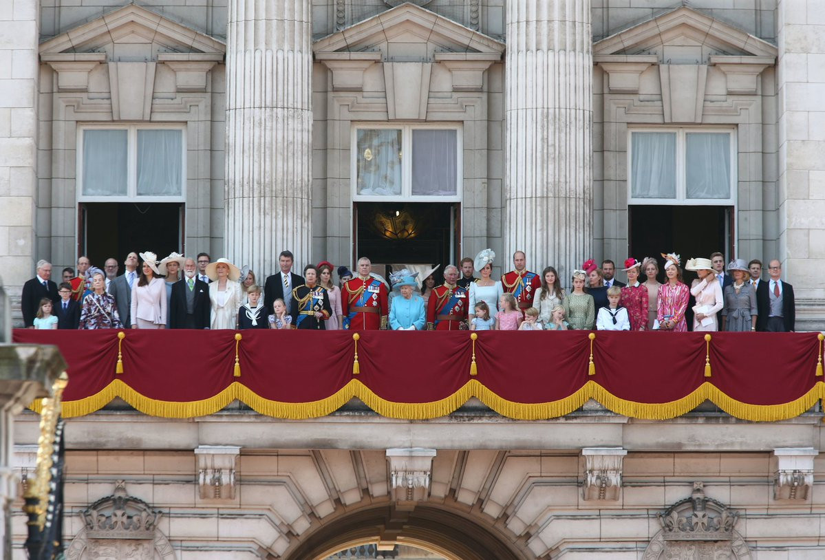 Цялото кралско семейство се събра на терасата на Бъкингамския дворец сн. Туитър