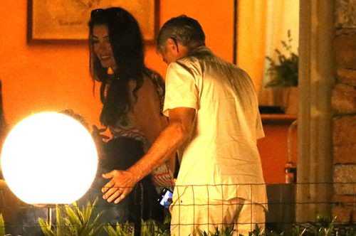 Амал и Джордж Клуни разпускат в Сардиния на мотоциклет (Вижте ги по-влюбени от всякога) - Снимка 2