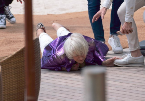Хелън Мирън със супер гаф в Кан (Вижте как се спъна и падна) - Снимка 2