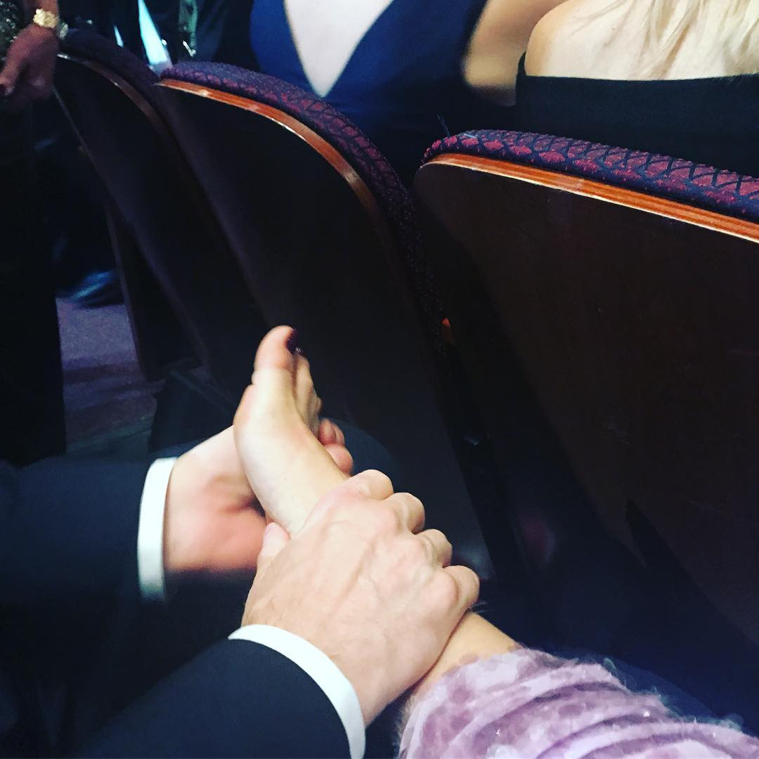 Салма Хайек получава масаж на краката по време на церемонията по връчване на Оскарите