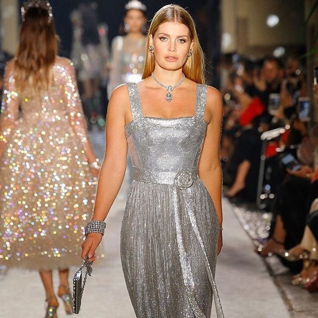 Кити Спенсър носи елегантна сребърна рокля, а визията й допълваше внушително колие със скъпоценни камъни