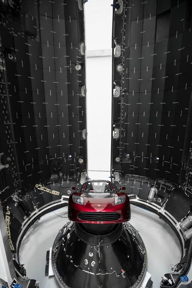 Вътре в ракетата ще бъде сложен един от личните автомобили на Илон Мъск – червена Тесла