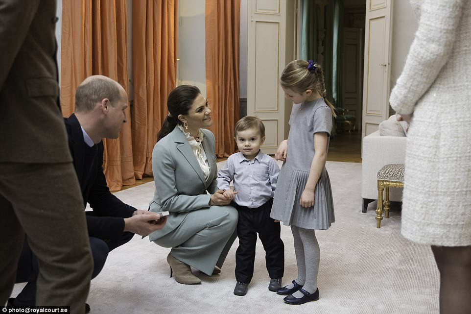 Виктория Шведска и Даниел прекараха един прекрасен следобед с децата си Естел и Оскар и британското кралско семейство