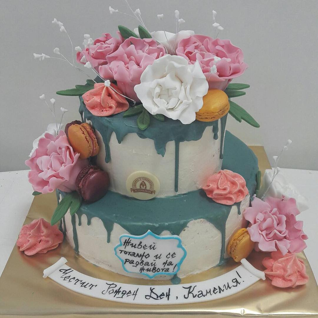 Камелия получи огромна торта от своите фенове за рождения си ден
