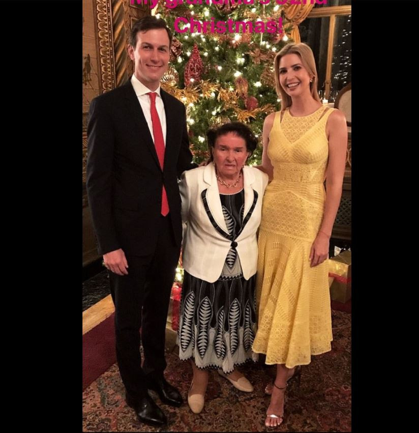 Иванка Тръмп посрещна Коледа извън Белия дом