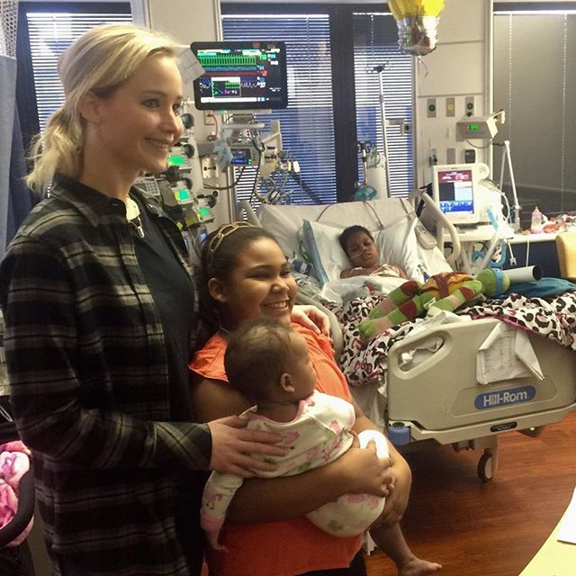 В неделя на Бъдни вечер актрисата посети детската болница в Нортън.