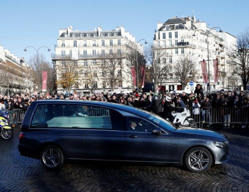 Франция отдаде последна почит на  Джони Холидей (Снимки как се сбогуват с рок звездата)