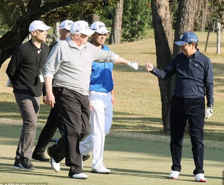 Премиерът на Япония стана за смях на голф с Тръмп - Снимка 4
