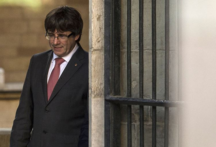 Карлес Пучдемон разби Испания и избяга
