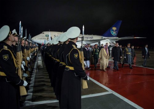 Визитата на кралят на Саудитска Арабия започна с гаф (Вижте как го посрещнаха в Москва)