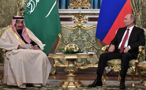 Визитата на кралят на Саудитска Арабия започна с гаф (Вижте как го посрещнаха в Москва) - Снимка 2