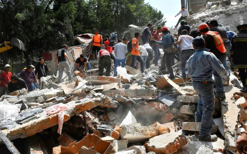 Трусът в Мексико изравни десетки сгради със земята