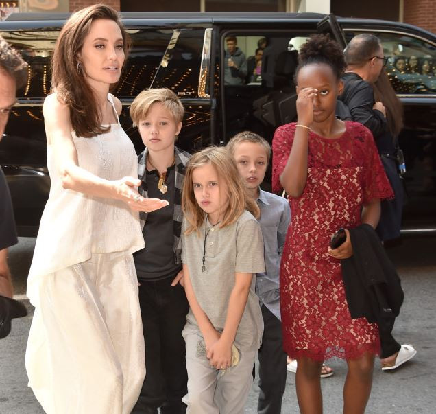 Анджелина Джоли и децата й се превърнаха в сензация в Торонто