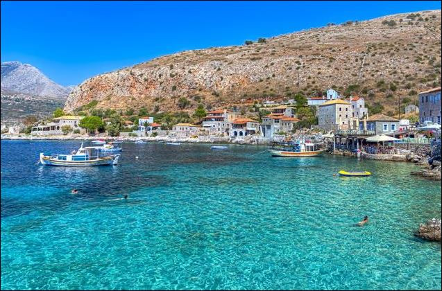 Гърция вдига данъците на островите