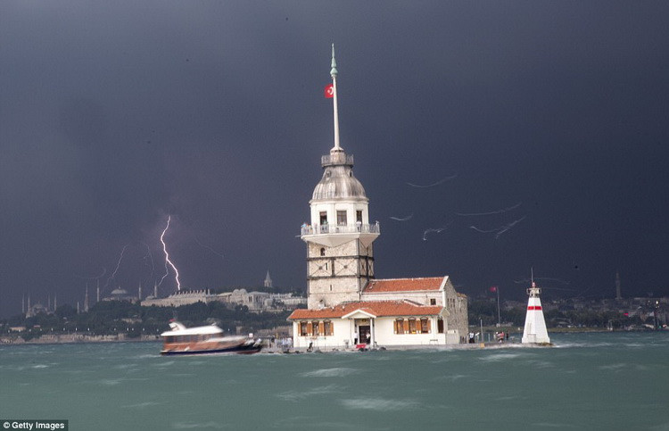 Истанбул под вода, град и дъжд потопиха града