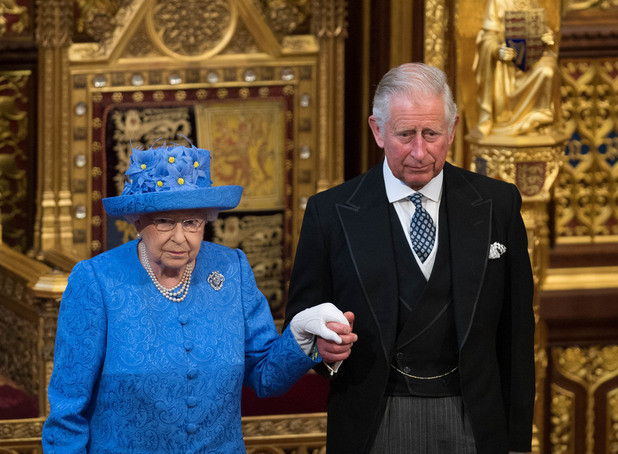 Кралицата умело използва възможностите на дрескода