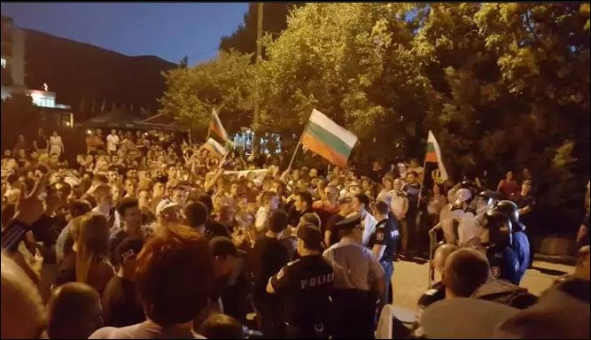 Хиляди на протест в Асеновград, гражданите искат спокойствие, а не пребити деца