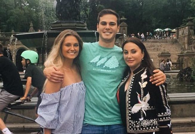 Дарина Павлова със сина си и бъдещата си снаха