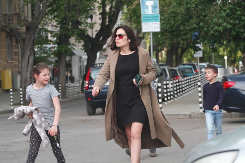 Деси Стоянова пести от забавачка (Снимки как сама се грижи за децата си)