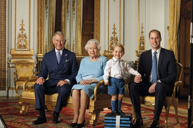 Кралица Елизабет II с един и същи лак от 30 години